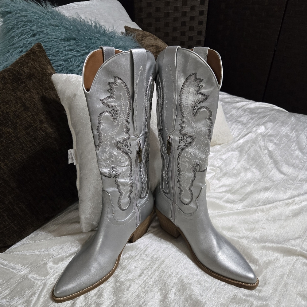 Silver Western-Style Women's Boots With Embrodery Size 8 EUC By Ccoco